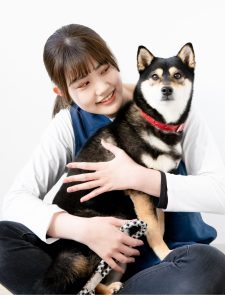 犬を抱き抱えるitazaki